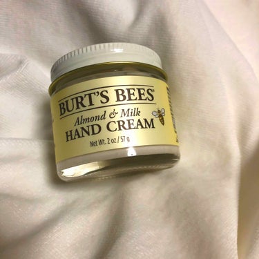 BURT'S BEES アーモンドミルク・ビーズワックス・ハンドクリームのクチコミ「
ハワイのウォルマートで買いました🌺🤙💜
パッケージがまずかわゆい！
あたたかみのある色とデザ.....」（1枚目）