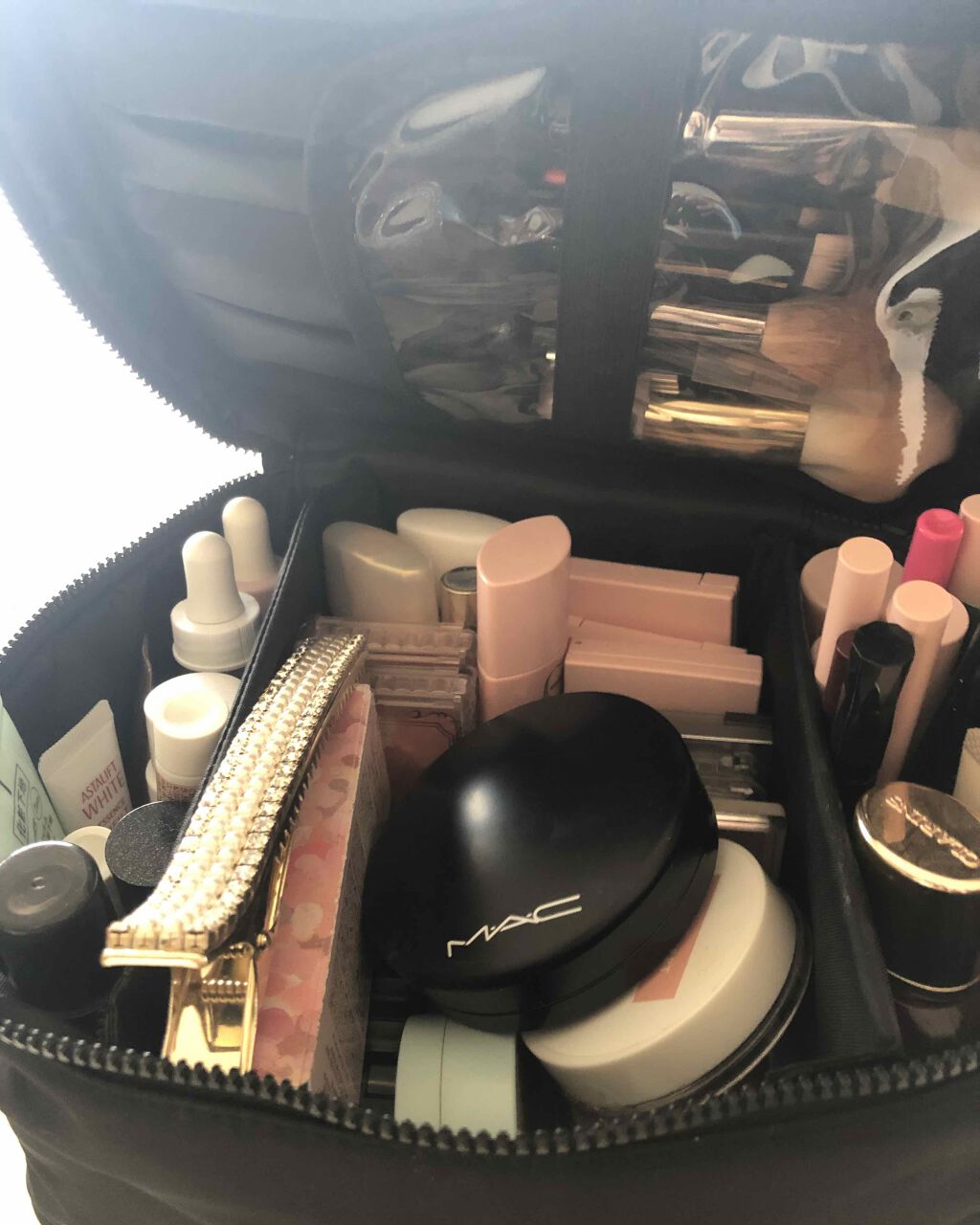 WHOMEE メイクポーチ 大のクチコミ「コスメが増えてきたけど　使うのがだいたい決まってる💦
朝忙しいから　最近　メイク手抜き😂
時間.....」（2枚目）