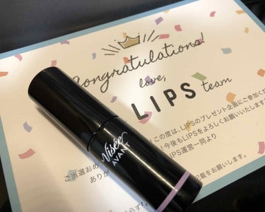 初めて当選しました🙇‍♀️ #提供_ヴィセ
LIPSで　ヴィセアヴァン　様から
マルチスティックカラー014を頂きました

アイシャドウ、リップ、チークに使えるという商品です。

今回頂いたのはユニコーンパープルという、すごく透明感のあるカラーです！

動画わかりにくいですが、すごく綺麗なラメです🥺
ガッツリ発色する！というわけではなくて、ニュアンスという感じ。光の加減によって、すごく綺麗にパープルに見える。
だから、手で取らないで直接瞼にポンポンしても失敗しなかったです。

それに、硬すぎないので痛くない、柔らかすぎないのでべっとべとにならない、最高。

私はアイシャドウとリップに使ってみました↓

①アイシャドウとして
儚い目になります。きれいです…
そして個人的に、1番いいのが密着度です！
ピタッと瞼についてくれて、よれることもなかったです。ラメとツヤの両立です👍👍


②リップ
正直この色的に、どうかなぁとは思ったのですが、すごく良かった！透け感半端ないし、ツヤツヤに見える
それから、私はブルベなのにイエベだと勘違いしてオレンジリップを集めてまして…全然似合わないからサヨナラしようと思ってたのですがらこれつけたらいい感じ！
これだけでリップに使う物ではないと思いますが、ニュアンス変えるのにすごく良いです。


#アイシャドウ#リップ#パープル#透明感#ヴィセアヴァン #Visee #vi
の画像 その1