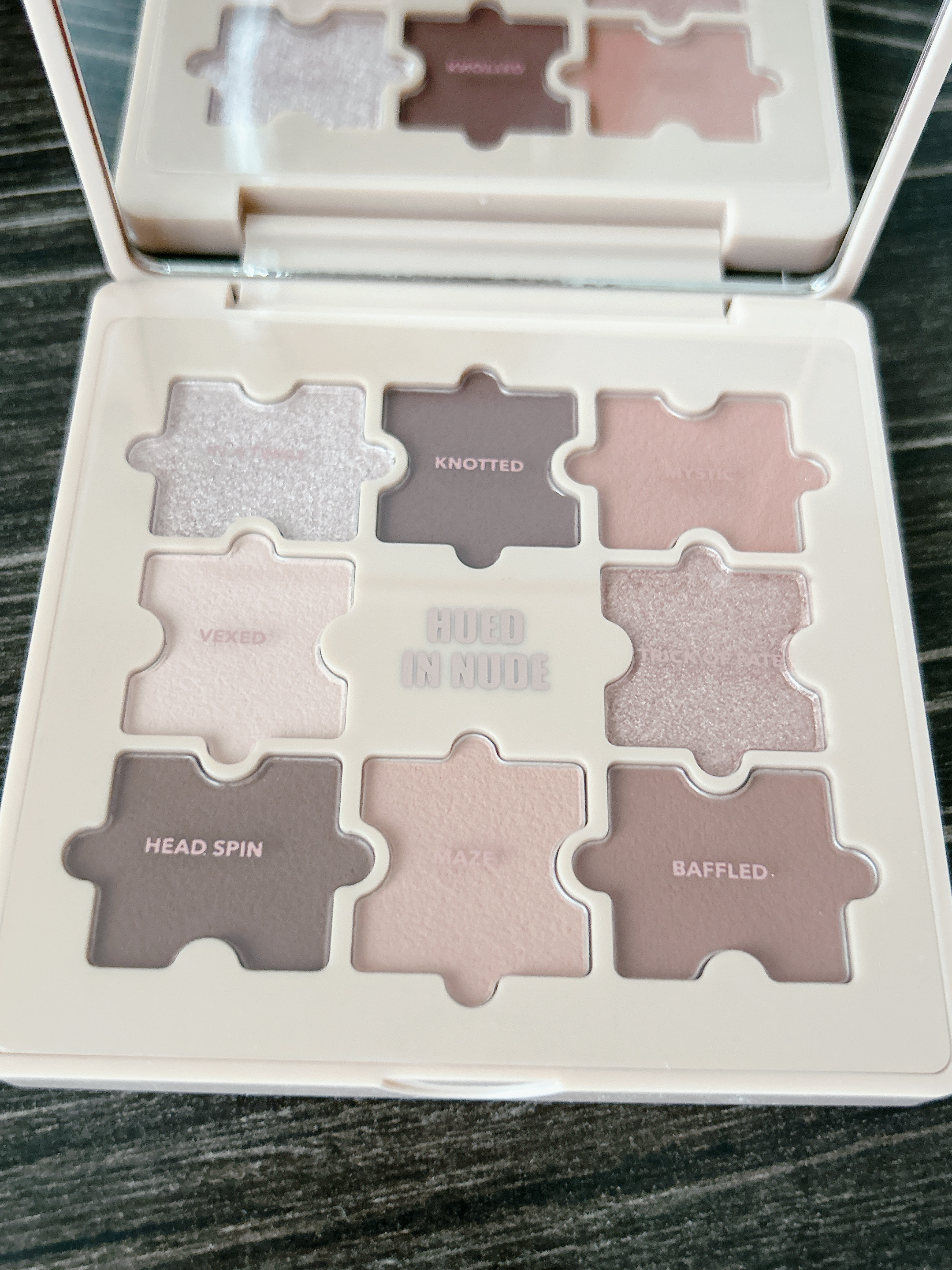 ザジー ジグソーアイシャドウパレット ヒュード イン ヌード(Hued in Nude)/SHEGLAM/アイシャドウパレットを使ったクチコミ（2枚目）