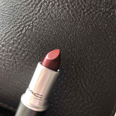 ｜MAC リップスティック ディーバ｜

こういう色味が大好き🙋‍♀️
実際塗ってみると紫が強め🙋‍♀️
ベースとなるカラーを唇に塗って、このディーバを内側だけ塗ると超絶可愛いグラデリップが出来上がりま