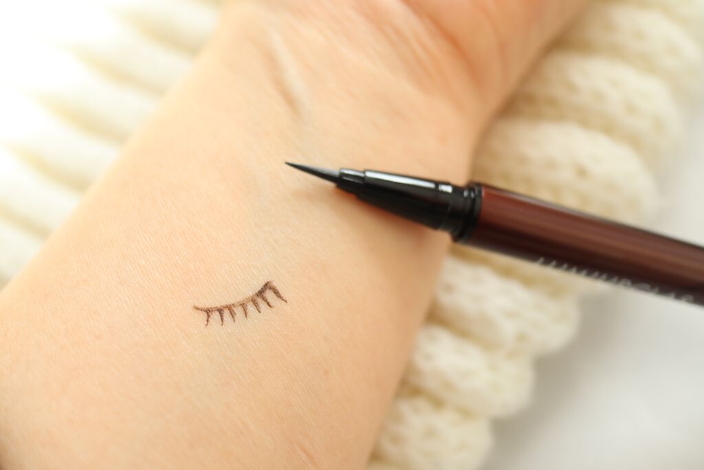 スキルレスライナー/LUMIURGLAS/リキッドアイライナーを使ったクチコミ(3枚目)