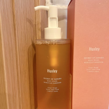 香りを楽しむために贅沢に体洗ってます！！
プレゼントに最適かも🎄


Huxley初めての購入でした
（LIPSショッピングだとポイント還元が大きい◎）

ボディウォッシュ；モロッカンガーデナー

香りが好みドンピシャ
ウッドじゃなくいけどハーバル系のお花がふんわり香ります
強すぎず ほんのに身体に残るくらい

ワンプッシュが少なくてコスパ的には🧐
泡立ちはそこまでなので
泡でしっかり洗いたい人は物足りないかも


けどね！
固形石鹸を泡立ててからボディークレンザー（ボディソープ）をちょい足し
っていう方法を見てなるほど発見！


最近は横着して泡ボディソープで
ささっと済ませてたけど

追加してからは至福の時間過ごせています🫧

モロッカンガーデナーのラインでは
ボディローション、ボディオイルがあると📝
次買うならそっち！

#Huxley #ボディウォッシュ #モロッカンガーデナー #ボディソープ  #ぽかぽか温もりアイテム の画像 その1