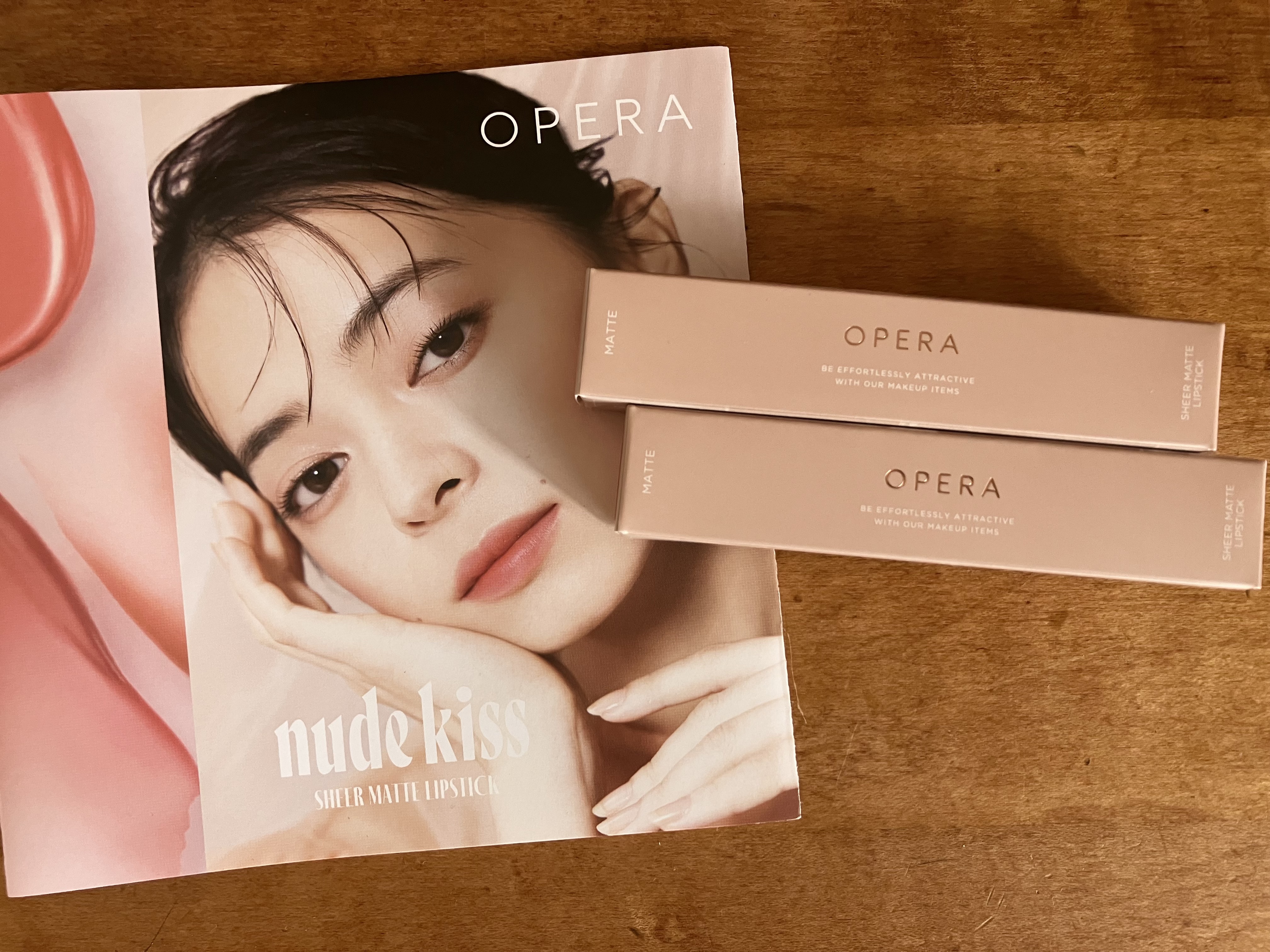 
オペラ シアーマットリップスティック
07　ロージーピンク

オペラ様からシアーマットリップが登場。
マットなのに乾燥しにくいとの評判。
ガーリー過ぎないピンク色が可愛い。

塗りやすく、フィット感もあります。
どんな服装や髪色にも使いや