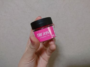 こんばんは🌚
今日紹介するのは LUSHのキスリップスクラブです(^_^)/~~

┈┈┈┈┈┈┈┈┈┈┈┈┈┈┈┈┈┈

友だちと新宿をフラフラしていたときにお店を見つけて｢そういえば最近唇ぱりぱりし