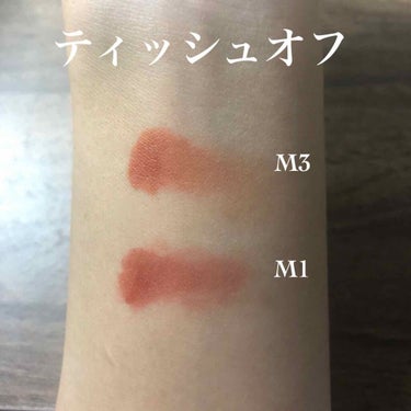 こればっかつけちゃう。今時期オススメティント。
MERZYのBITE THE BEAT MELLOW TINT
M1 マホガニー
M3 スパイスブリック
レビューします✌️✌️✌️

本気でオススメ。
今まで買ったティントで一番好き。

まず、私リップはツヤ系が好きで、マットは全然似合わないので買ってきませんでした。
このティントはベタ塗りするとツヤ、ティッシュオフするとマットっぽくなります。
使いやすいマットといったイメージです。

色がとにかくかわいい。
名前がBITE THE BEAT MELLOW TINT
だけあって、人噛んじゃいましたみたいな色なんですよね（語彙力）
血みたいな真っ赤を探してる方にはM1のカラーがオススメ。
今流行りのオレンジブラウンみたいなテラコッタみたいな色を探してる方にはM3がオススメ。
とにかく秋につけたい、秋じゃなくても付けたいカラーが盛り沢山なティントです。
ベタ塗りだと、パキッとしたカラーですが、ぼかすとそこまでではないので可愛くも付けられちゃう。
そのリップかわいいですねって言われちゃう🥰


そして持ちが素晴らしい。マスクしても落ちないティントはありますが、色が変わったりかなり薄くなったりするものがほとんどな中、
これは本当に落ちにくい。
安心できるリップです。

乾燥は若干します。まあティントだから、、
だけど、これ塗る前にリップクリーム仕込めばもう完璧です👍

匂いは、外国の量り売りのお菓子にありそうな匂いです。これがピッタリの表現。笑

M3を全体に塗って内側にM1を塗るグラデーションの使い方がお気に入り💗

他の色もほしい。可愛すぎる。
イエベさんに特にオススメのティントです。
参考になれば嬉しいです💞

#MERZY
#merzyティント 
#BITETHEBEATMELLOWTINT
#マージー
#韓国コスメ 
#韓国リップ 
#ティント
#マスクメイク #私のベストコスメ2020 の画像 その2