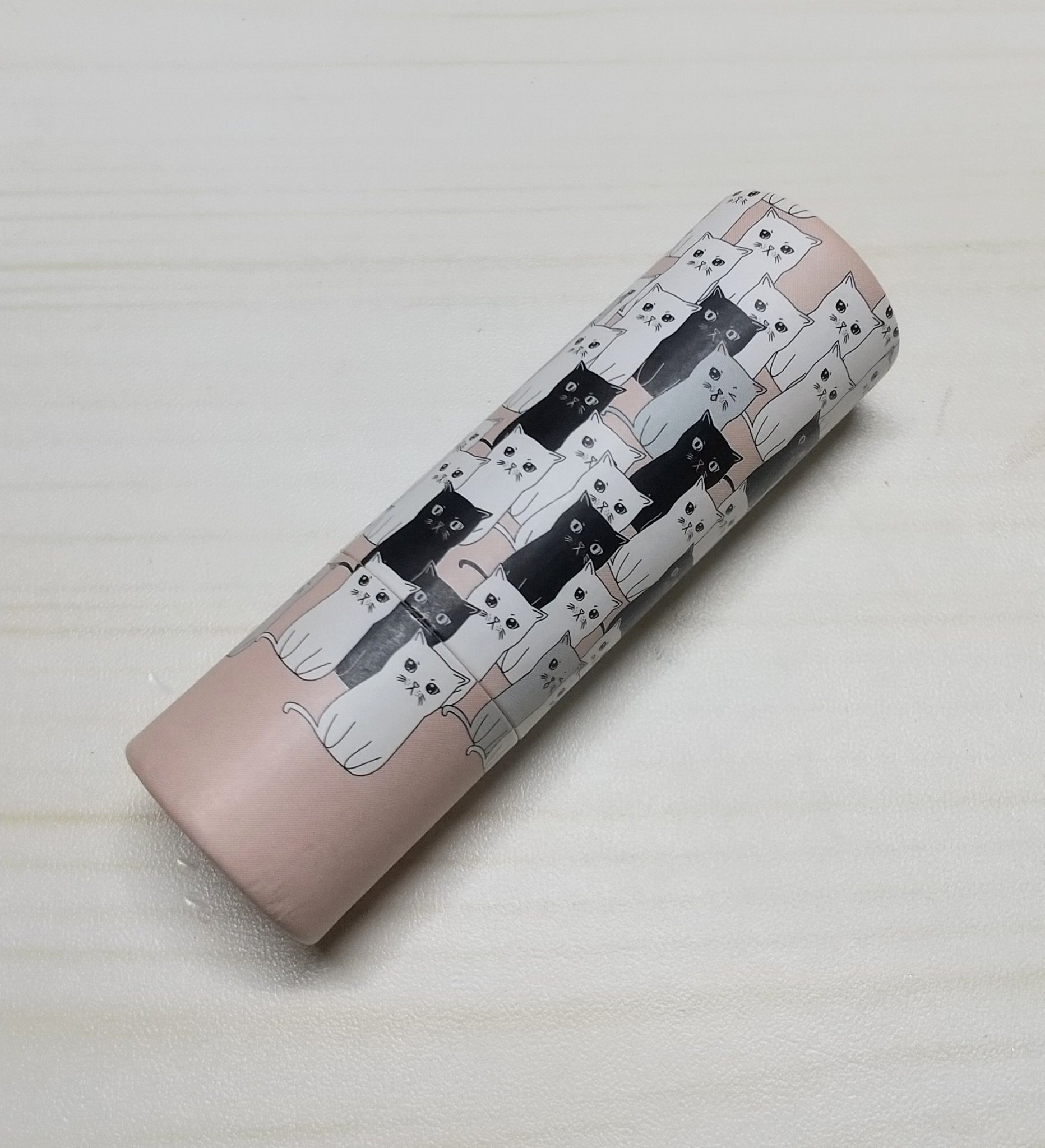 Paul & JOEのリップスティック🐱❤
パケも猫だらけで個性的でかわいいけど、中を開けるとさらにかわいい！結構使っちゃったから顔は消えちゃってるけど、新品の状態だと立体的な猫のお顔になってます🥰

色は彩度高めのピンク！肌に塗るとそ