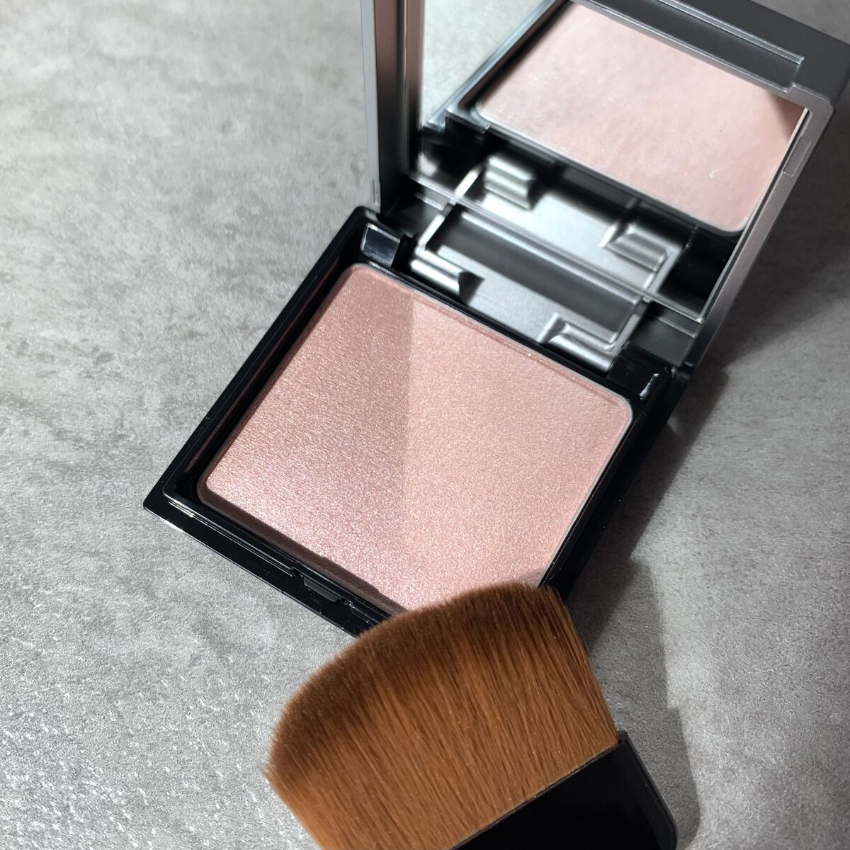 &be ルミナイジングパウダー ローズグロウ/＆be/パウダーハイライトを使ったクチコミ（2枚目）