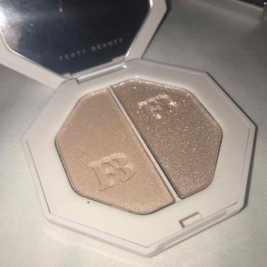 _Fenty Beauty
_ハイライト

ジェルのような粉質でしっとり密着するので、粉飛びも気にならず使いやすい。
艶とラメの2色という印象。左の艶タイプはシンプルに使いやすいベージュ系。右のラメタイ