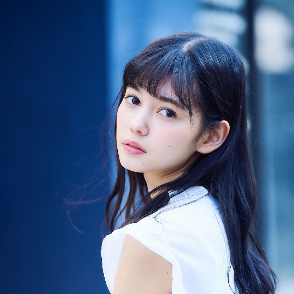 今注目のモデル・愛花(エリカ)さんの愛用コスメが知りたい!のサムネイル