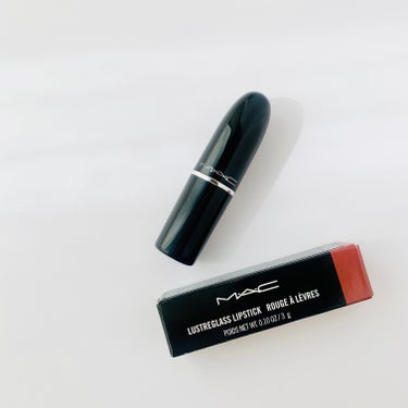 秋メイクにピッタリ💄
⁡
M•A•C 
ラスターガラス リップスティック
ポッシュ ピット
⁡
秋に大活躍しそうな
肌馴染みの良い赤みブラウンカラー
⁡
抜け感のある重くないカラーで
挑戦しやすいブラウ