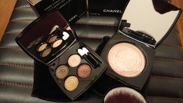 CHANELのクリスマスコフレを2点。
・レ キャトル オンブル 342 ルミエール エ オピュロンス
・エクラ マニェティク ドゥ シャネル  メタルピーチ

キャトルオンブルは秋冬に使いやすいカーキ