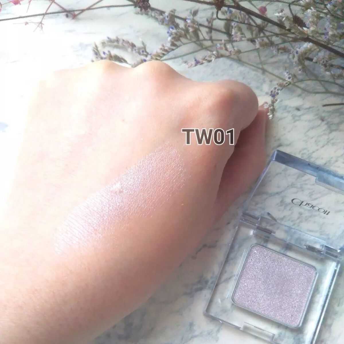 マルチカラーバリエーション トゥインクル TW01/チャコット・コスメティクス/単色アイシャドウを使ったクチコミ（1枚目）