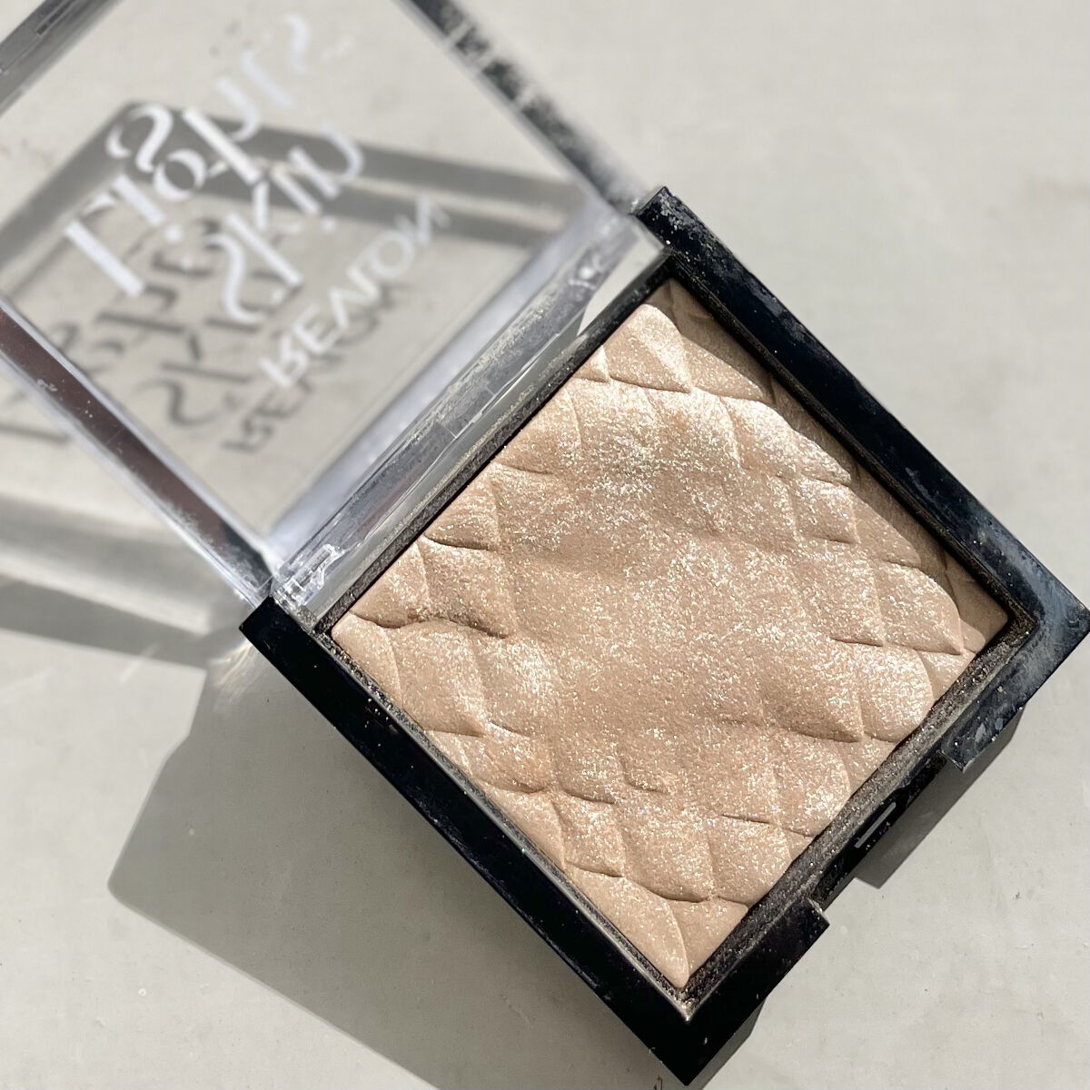 スキンライト プリズマティック ハイライター/REVLON/プレストパウダーを使ったクチコミ（2枚目）