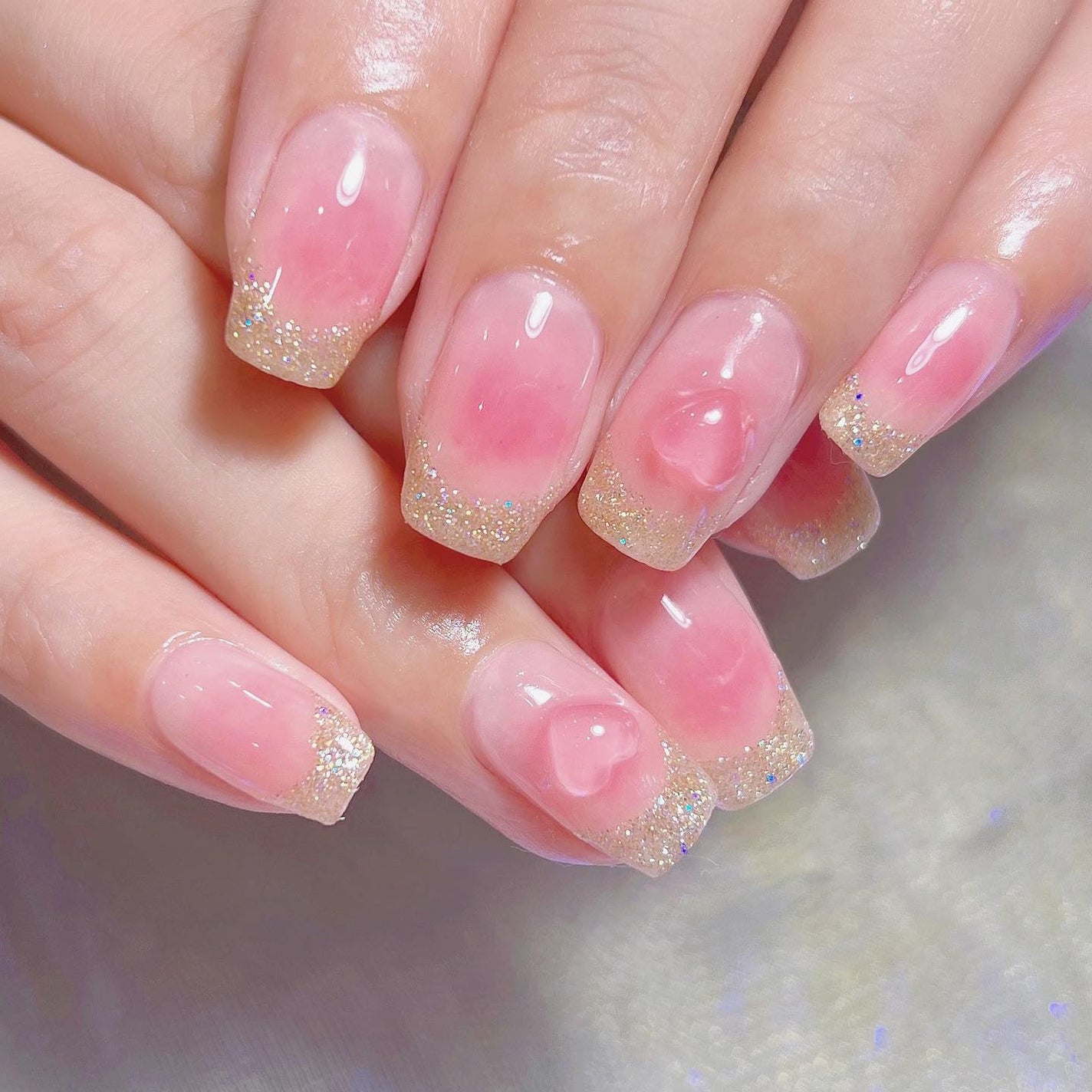 なかやまちえこ on LIPS 「チーク×グリッターフレンチ💅⠀⠀@yakko928ちゃん⠀王道..」(1枚目)