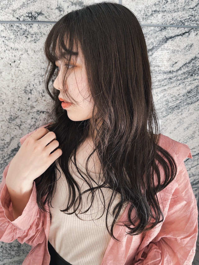 ロングヘアの女性の横顔