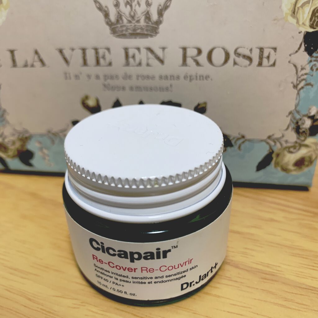 シカペアリカバー

日焼け止め効果とカバー力があるのに重たくなく、肌荒れしにくいクリームです

少量で伸びもいいので15mlサイズですが、夏に買ってから毎日使っても半分以上残っています

伸ばすと緑から肌色へ変化しますが、顔を擦るのが嫌なの