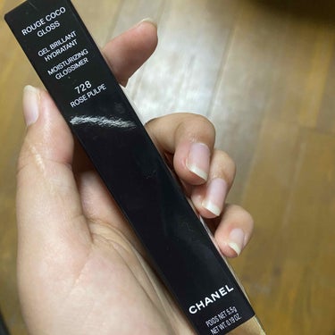 CHANEL ルージュ ココ グロス 728 ローズ ピュルプ
めっちゃキラキラしてて赤のリップ塗った後に上から塗ったら唇がうるうるしてキラキラしてオススメです！ほんとに買えばわかるやつ！！
CHANE