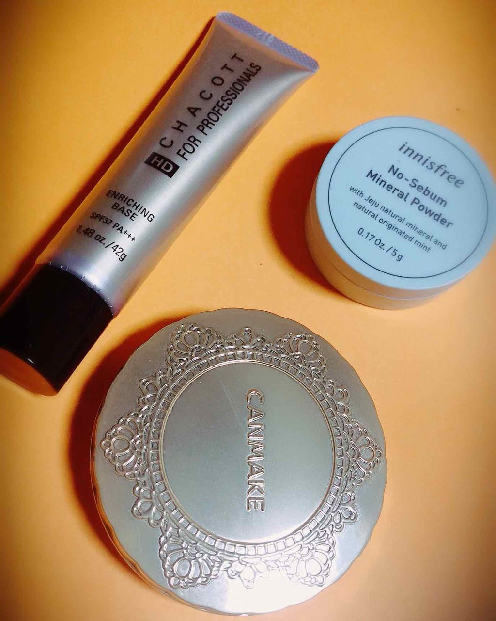 最近のベースメイク

化粧水とアンブリオリスの保湿クリームで整えたあと→
#CHACOTT のエンリッチングベースを薄く広げ #CANMAKE のマシュマロフィニッシュパウダーをブラシで広げます。→
最後におでこや鼻など皮脂で崩れやすい部分