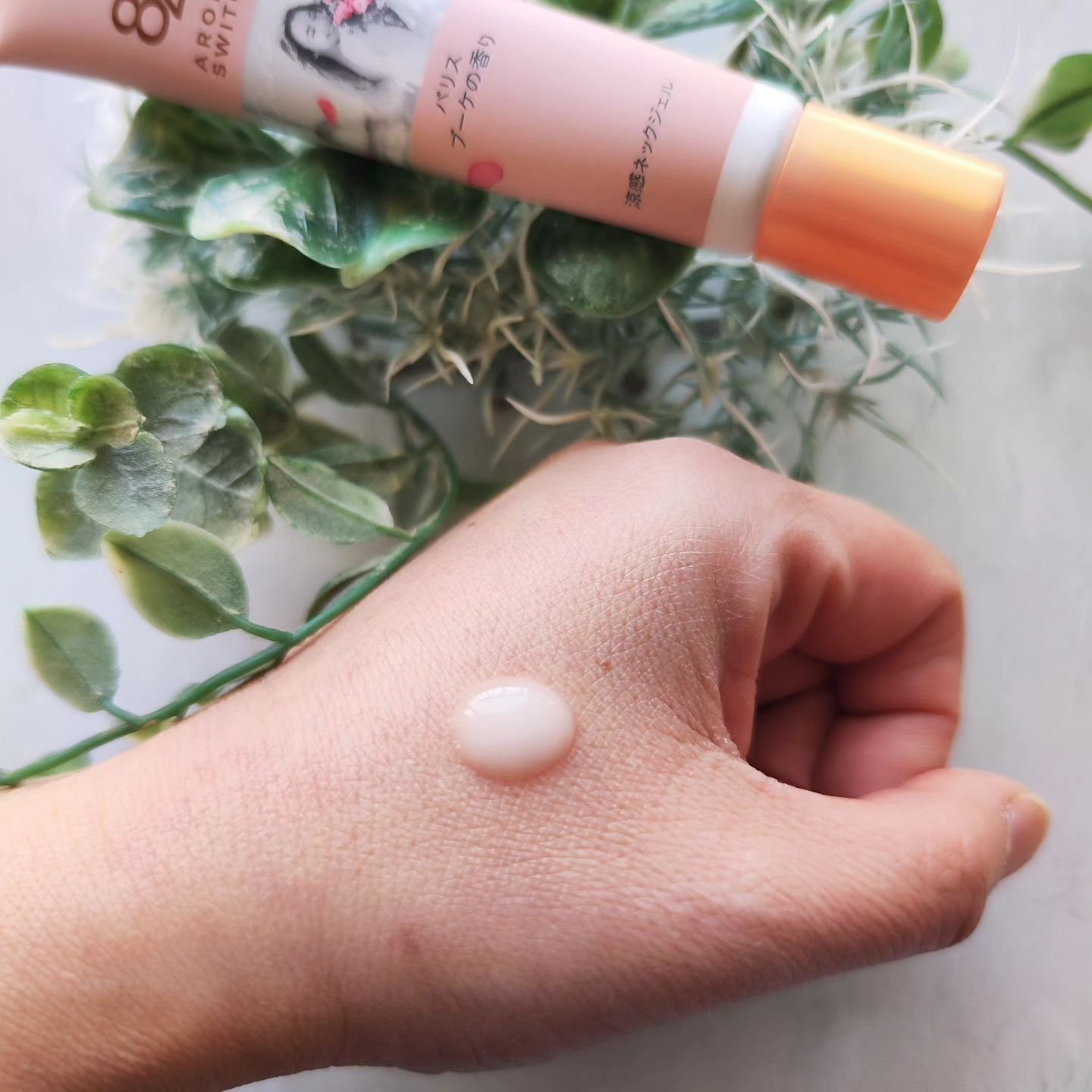 8x4 アロマスイッチ 涼感ネックジェル パリスブーケの香り/８ｘ４/デオドラント・制汗剤を使ったクチコミ（2枚目）