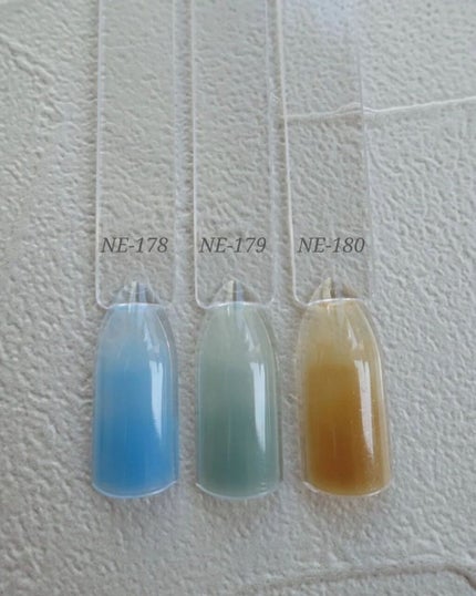 あいみょん♥️selfnail on LIPS 「🌿Green×Aurora🌿お気に入りのオーロラフレークを使っ..」(7枚目)