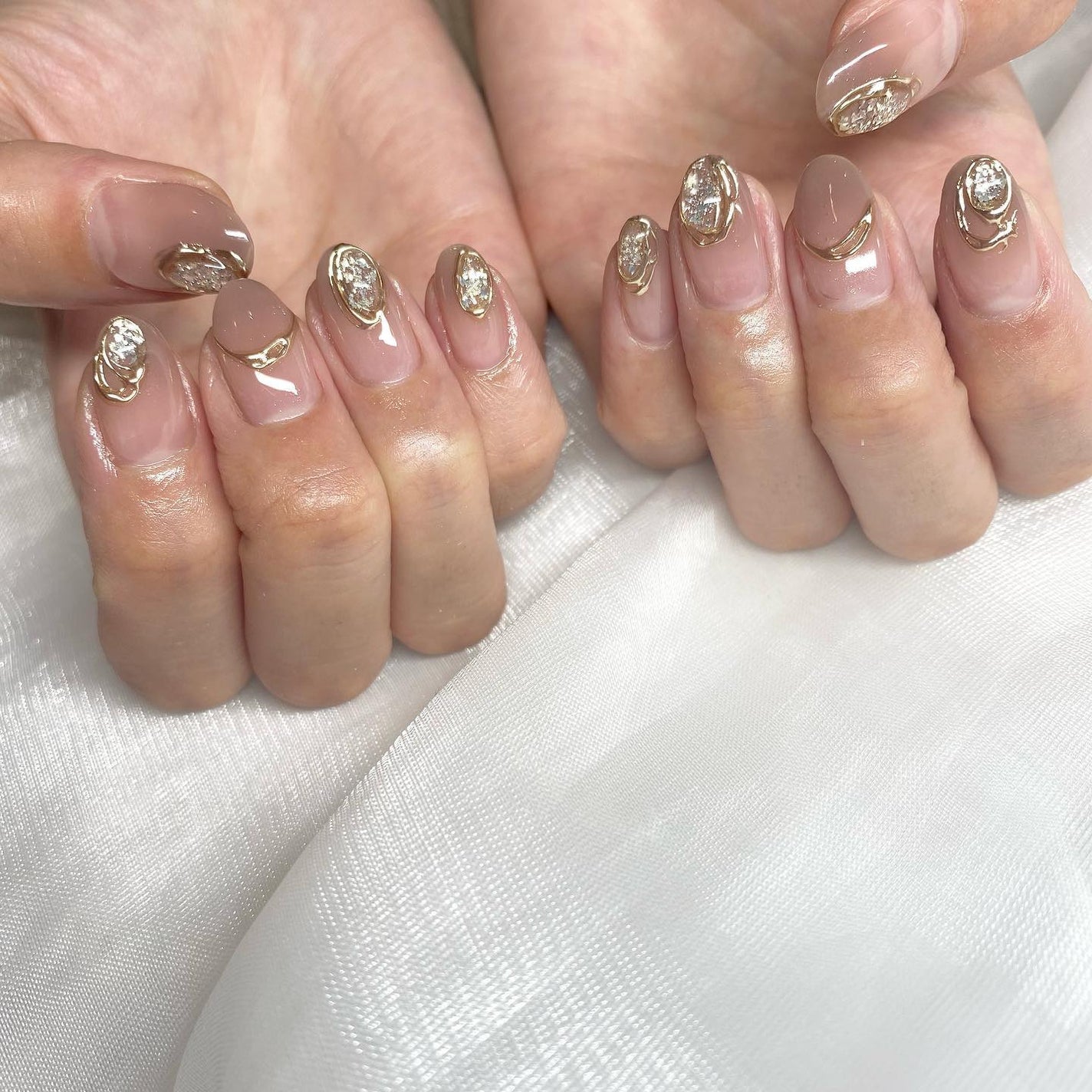 kanna on LIPS 「・・・ミラーうにょ!!を散りばめたきらきらグレージュニュアンス..」(1枚目)