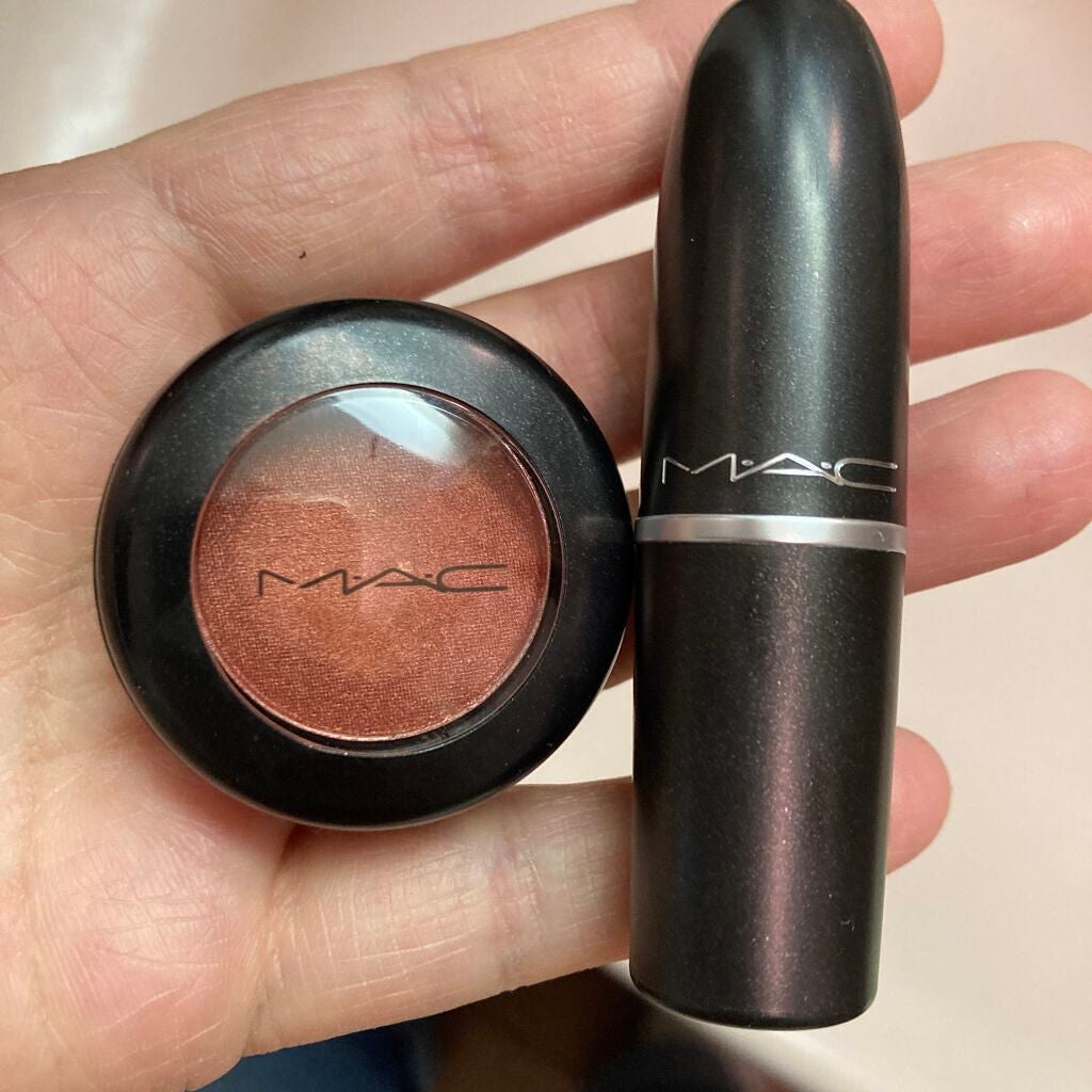 Hina on LIPS 「もっとお気に入ってほしいと思って買いました。右のリップはリップ..」(1枚目)