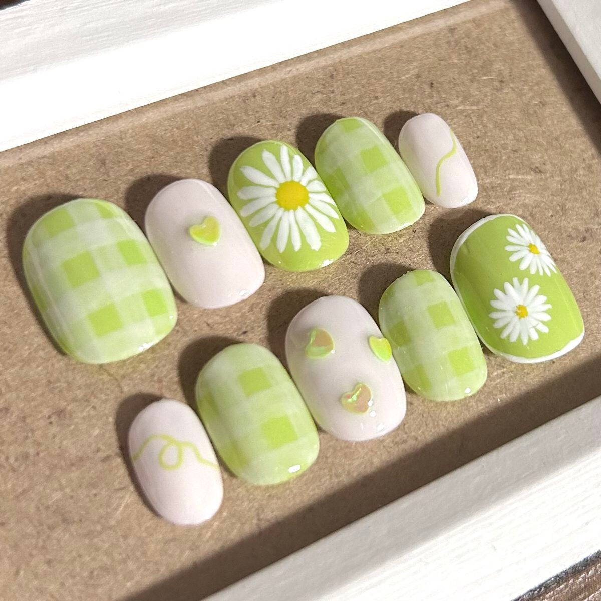 ねこ🐱 on LIPS 「☑︎ギンガムチェック(ピスタチオグリーン、デイジー)🤍💚#ネイ..」(3枚目)