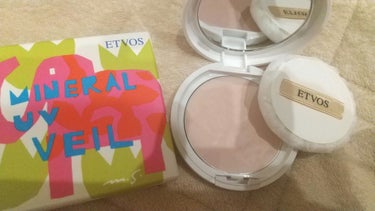 エトヴォスのミネラルUVベール
カラーは新しいサクラピンク色🎵

エトヴォスのナチュラルコスメ大好きです🍀😌🍀
UV効果のある、お直しもしやすいパウダーで
UV効果付のお粉と迷いましたが、
休みの日のフ
