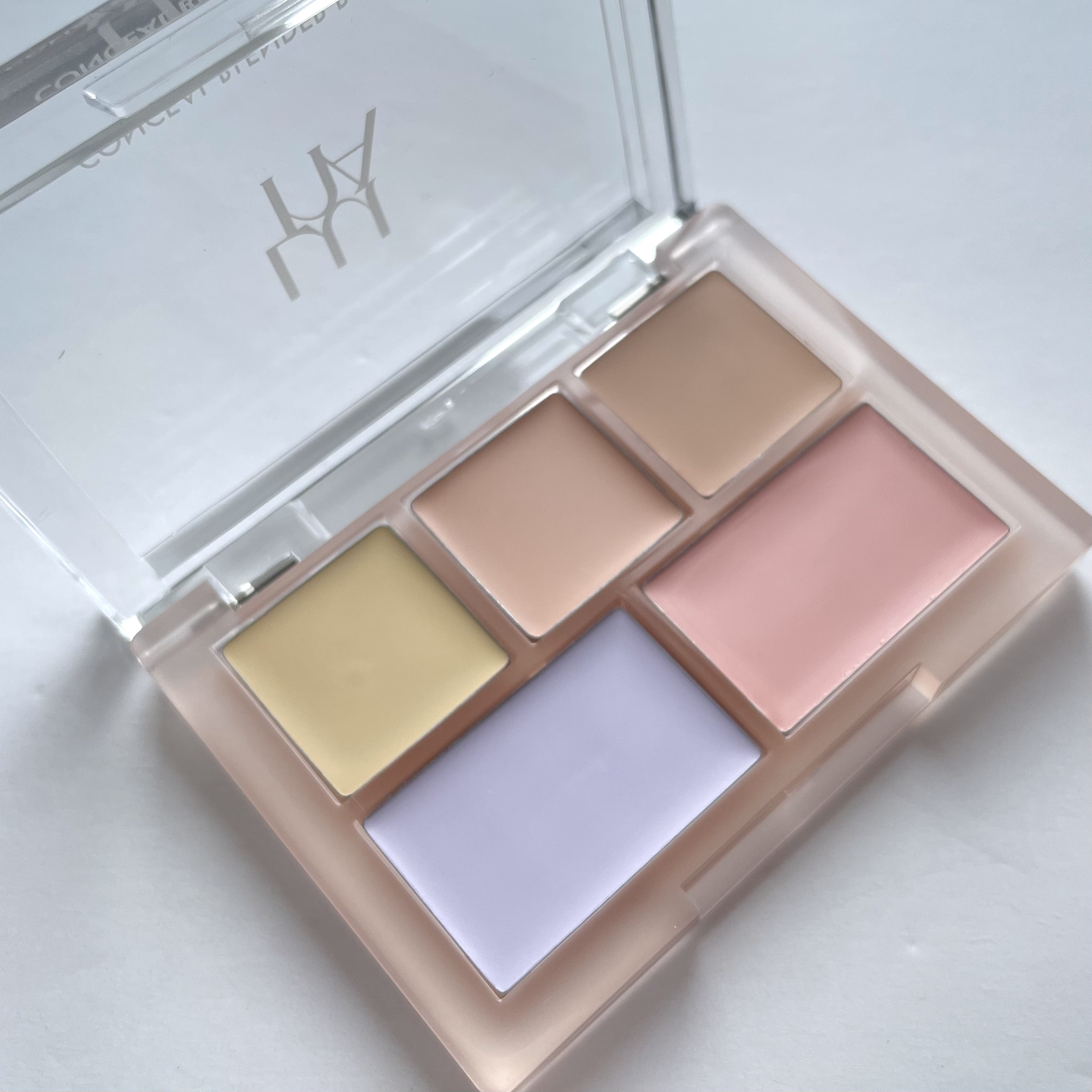 LUNA
ルナ コンシールブレンダーパレット
02　ピュアカバー

#Qoo10 の #メガ割 でおすすめしたい！
コンシーラーパレット。

よれにくい　カバー力⭕️
カラーバリエーション⭕️で
とにかく使いやすい❕

個人的には乾燥もしに