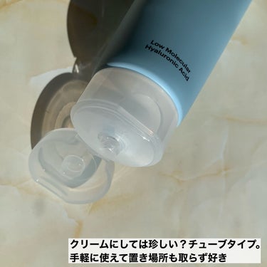 水分バランスにこだわったクリーム
✂ーーーーーーーーーーーーーーーーーーーー
Torriden
ダイブイン クリーム
80ml
2310円
✂ーーーーーーーーーーーーーーーーーーーー
Torridenのシートパックが良かったので
クリームも購入しました。
新しくパッケージがリニューアルされて
パステルブルーのパケになりました。
爽やかで水分感感じるデザイン。

✔︎乾燥から肌を保護
✔︎うるおいチャージ
✔︎弱酸性PH5.5
✔︎加水分解ヒアルロン酸
✔︎EGF


チューブタイプのクリームって手軽で良い！
個人的にジャータイプより置き場所も取らず好き
水々しいクリームでちょっとジェルっぽいテクスチャー。伸びも良く重くならない感じ。
水分バランスを整えるクリームなので
さっぱりめの仕上がりでベタつきはあまりなし。

こっくり重めのクリームが好きな方には不向きかな。
乾燥肌の私は今の時期、保湿力がもう少し欲しいところ…乾燥肌さんの夏場には良いかな。

公式サイトには保湿力が欲しい方はオイルと混ぜて使ってもOKとのことで使い方を工夫してみたいと思います。

ご覧頂きありがとうございました✨

#torriden #トリデン#ダイブイン クリーム#水分#油分#クリーム#スキンケア#skincare#乾燥肌#脂性肌#敏感肌#韓国コスメ#購入品#loft#ヴィーガン #韓国フェイスのHowto の画像 その2