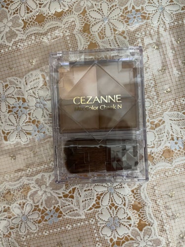 CEZANNEのミックスカラーチーク 20 
シェーディングです！

今までCANMAKEを使っていましたが、
4ブロックに分かれているのが板チョコみたいで可愛いなと思って買い換えました（笑）

フェイ