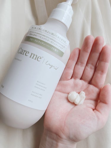 care me
シャンプー・ヘアトリートメント

care me（ケアミー）は、"ISO16128（国際標準化機構が定めた世界共通の自然由来指数）の厳格な基準にて仕上げたオーガニックヘアケアブランド。「自然を纏う。香りを纏う。」をコンセプトにアパレルブランドの「Ungrid」と共同開発をしている"のが特徴です！（公式Instagramより引用）

オーガニックシャンプー＝泡立ちにくいイメージがありましたが、こちらは泡立ちが良く、使用後のきしむ感じもなかったです。
また、トリートメントは、軽めの仕上がりで使用後は指通りの良い髪に仕上がる感じがしました✨

共通で使用されているフローラルウッディハーブの香りは、
・トップノート
オレンジ、フランキンセンス、ベルガモット

・ミドルノート
アラビアンジャスミン、ゼラニウム、ラベンダー

・ラストノート
サンダルウッド、パチョリ

で構成されています！

個人的にウッディ系の香りが大好きで、使用する度に、まるで森の中にいるような香りを楽しめるため、つい手にとってしまいます。
全体的に甘さ控えめのため、男女問わず＆家族でも使用しやすいと思いました🙆‍♀️

香りの持続力も高めで、翌朝ふんわりと香りを楽しめるのも嬉しい☺️💓の画像 その2