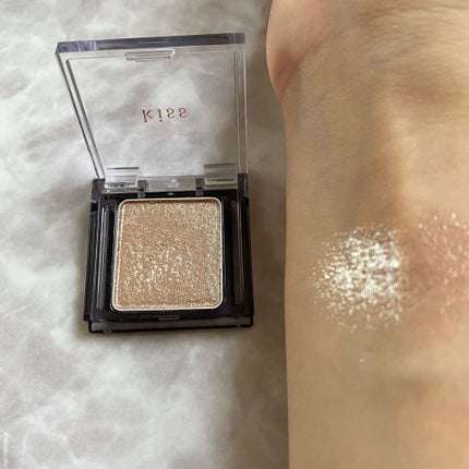 ぴょんた on LIPS 「⌇キスシアーグリッターアイズ01WONDER.キラキラのラメ感..」(3枚目)