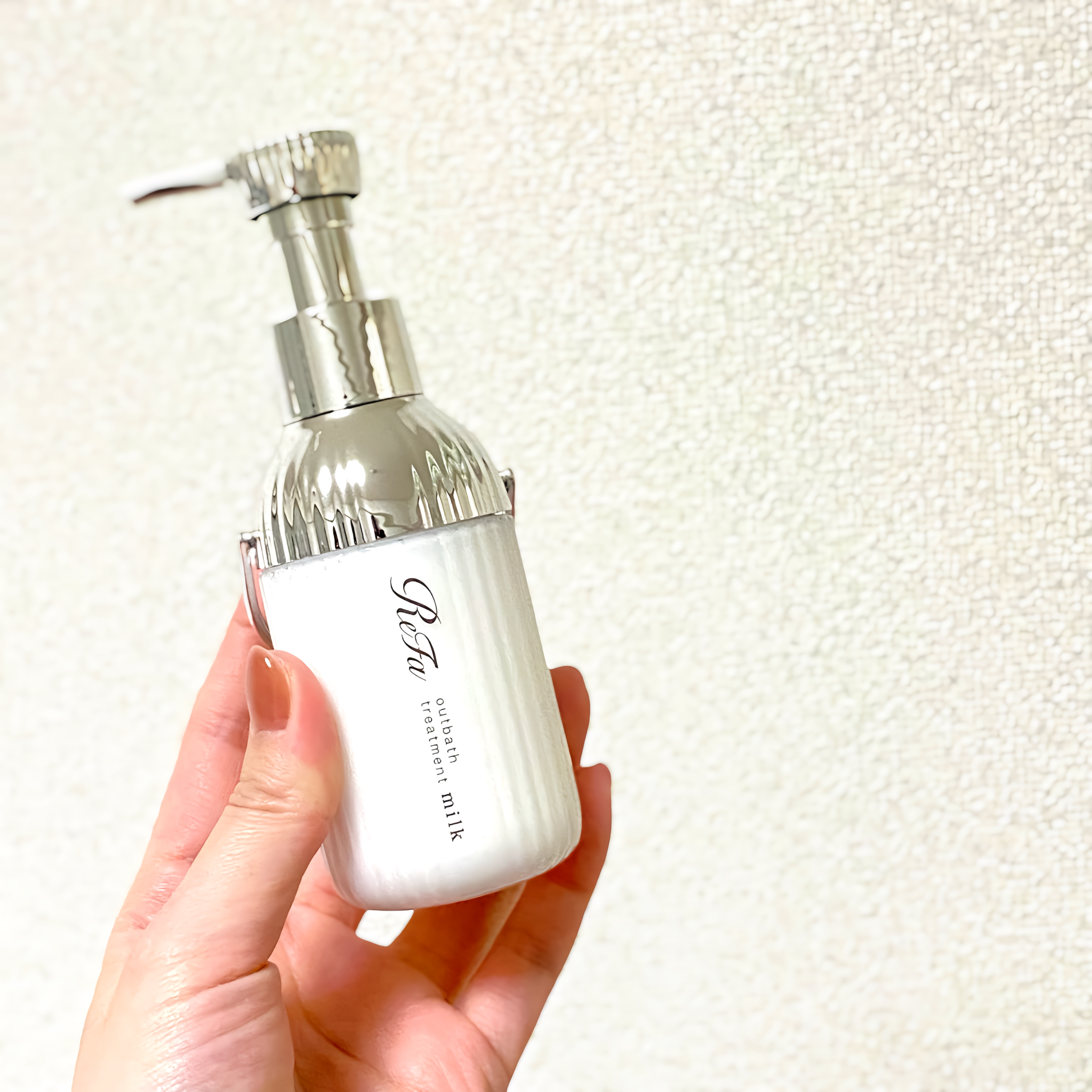 
リピ買いトリートメント🌼.*

☑︎リファミルクプロテインアウトバストリートメント
優しいフローラルベースの香りに
柔らかいテクスチャーのミルクタイプ。

髪馴染みがよくてベタつかないのも嬉しい🫶

使い切ってもう暫く続けてみようと思