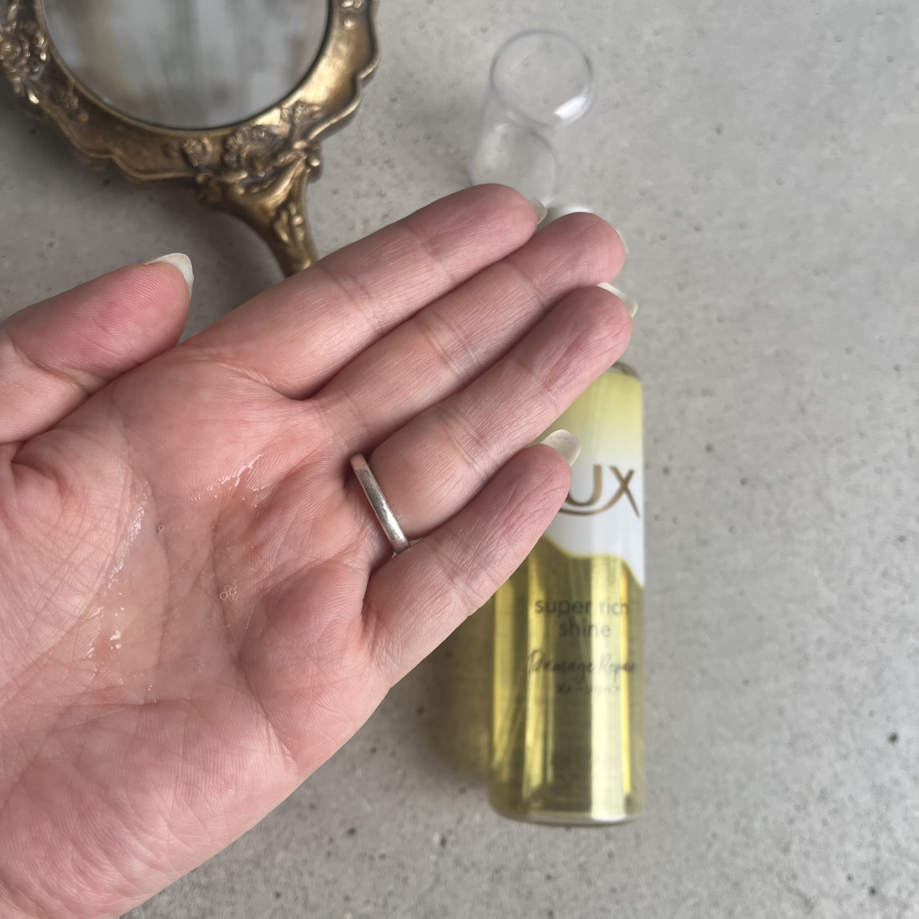 スーパーリッチシャイン ダメージリペア とろとろ補修ヘアオイル/LUX/ヘアオイルを使ったクチコミ（2枚目）