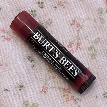 BURT'S BEES ティンテッド リップバームのクチコミ「［バーツビーズ ティンテッド リップバーム］

ハイビスカスは、シアーなボルドーのような色です.....」（1枚目）