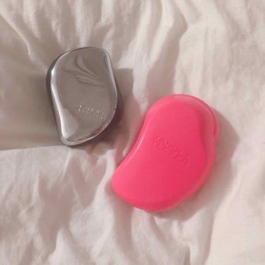 TANGLE TEEZER

とかすだけでめっちゃさらさらにしてくれる♡
お気に入りすぎて家用と持ち運び用の2つ持ち。