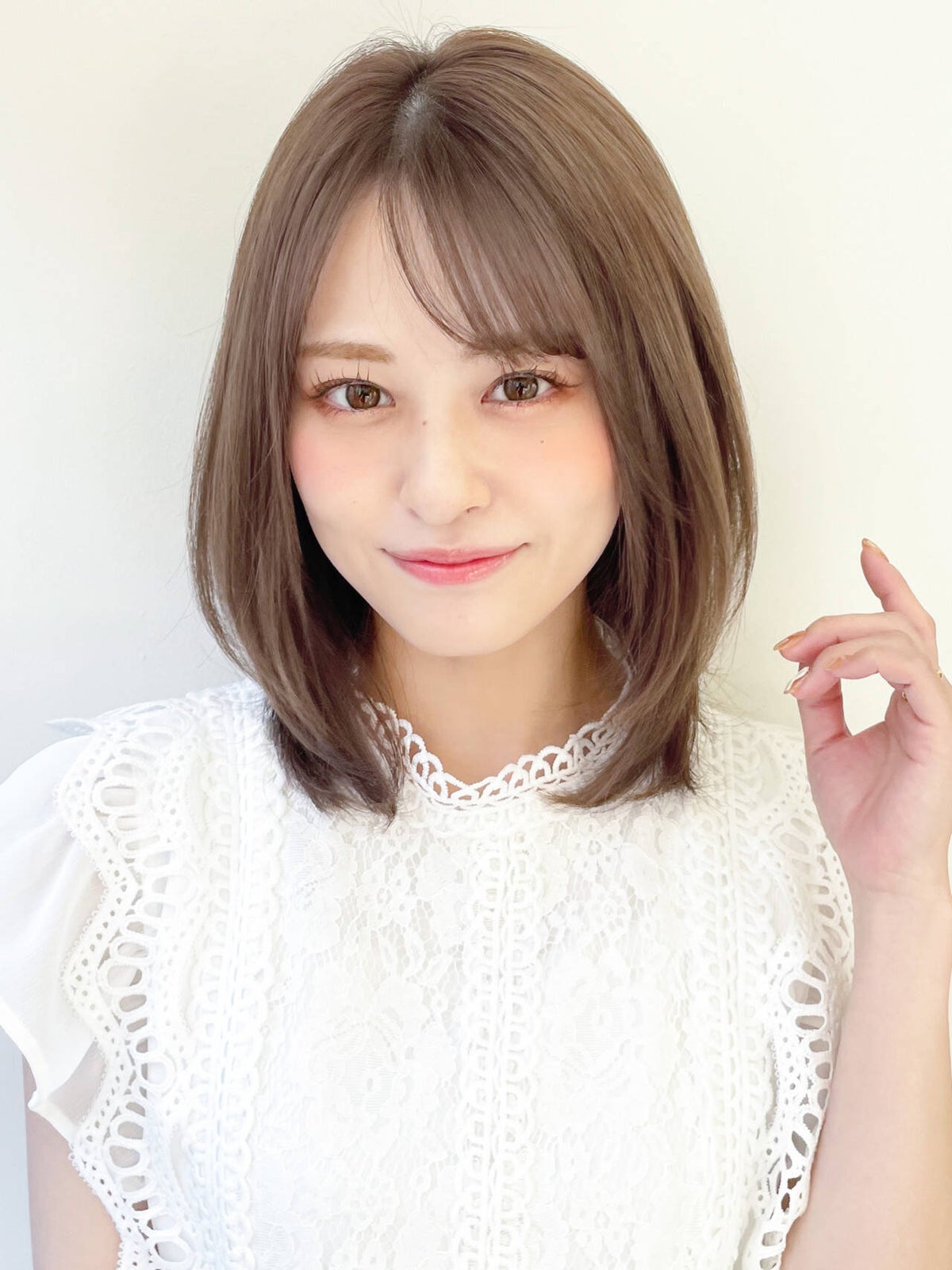 ストレートアイロンを使った後ろ髪のセットのやり方解説!おすすめアイテムも紹介【まっすぐ・内巻き・ショート】のサムネイル
