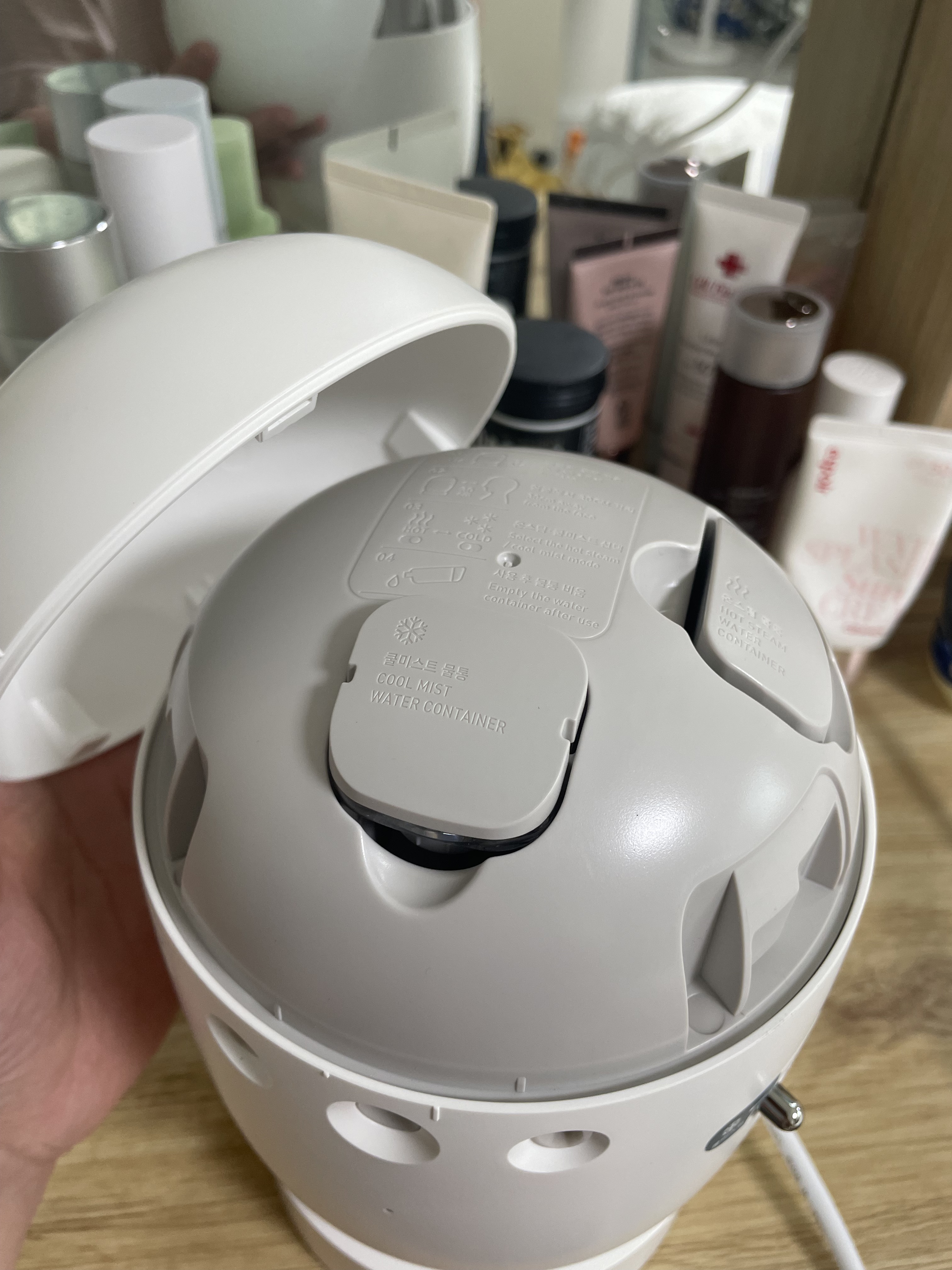 ✔クールミスト、温ミストの水タンクが別々になっています。
✔水を詰めて使えば、水がなくなるまで出続けるシステムです。

▶温ミスト使用:中で熱く温めるのに時間がかかるので30秒ほど経つと湯気が出て顔がミストが噴射されます。
チムジルバンサウ