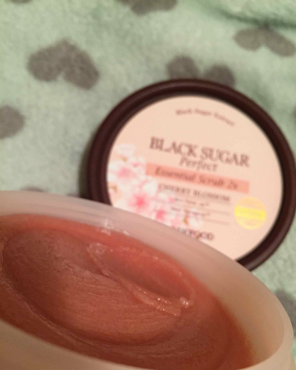 ブラックシュガー パーフェクトエッセンシャルスクラブ 2X チェリーブロッサム/SKINFOOD/洗い流すパック・マスクを使ったクチコミ(2枚目)