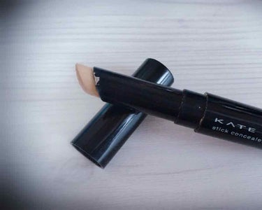 KATE stick concealer
ライトベージュ

使いきれなかったというか、断捨離コスメというか…
暑い時期はクマ隠しによかったのですが、寒い時は乾燥がひどくてお蔵入り。
半年寝かせたらちょっ