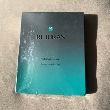 🤍REJURAN ターンオーバーマスク

めちゃめちゃ良いのにマスクの形が顔に合わない代表😂
リジュラン使うと肌がすべすべになるので大好き。
このパックも液ヒタヒタでつけたら肌もっちもちになります。
デ