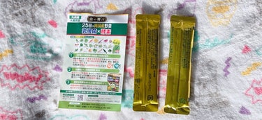 日本薬健 金の青汁 25種の純国産野菜 乳酸菌×酵素のクチコミ「青い方も緑色の方も水に溶かすよりも、ミルクに溶かした方が美味しそうだなと思い私はミルクに入れま.....」（2枚目）