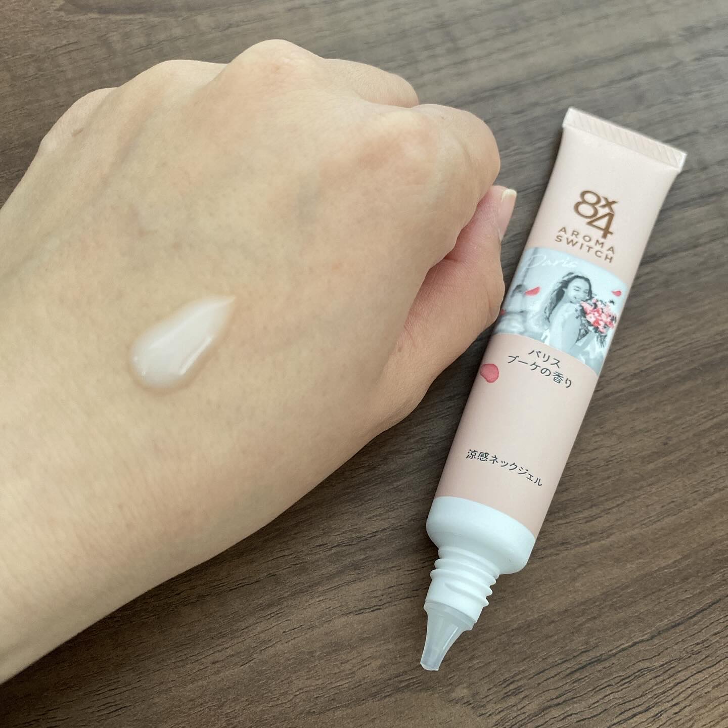8x4 アロマスイッチ 涼感ネックジェル パリスブーケの香り/８ｘ４/デオドラント・制汗剤を使ったクチコミ（3枚目）