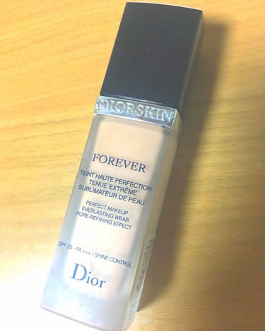 ○使用しているファンデ紹介○
#dior 
#リキッドファンデーション 
ディオールスキンフォーエバーフルイド
20番SPF35/PA+++
です。
テカりやすかったり崩れやすいのが悩みだったのですがこ