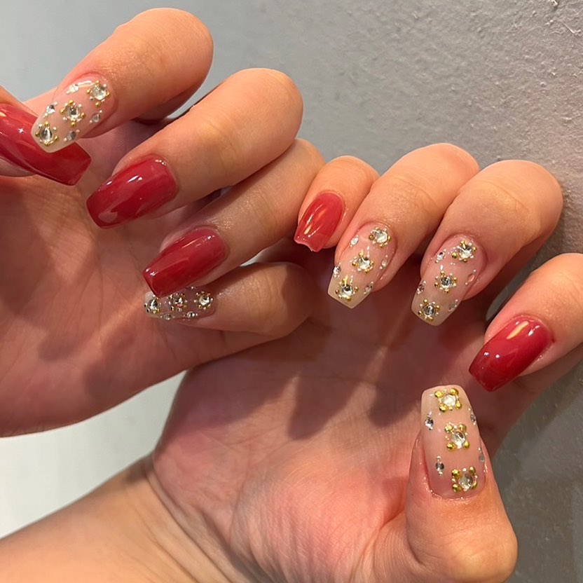 #ビジューネイルのネイルデザイン