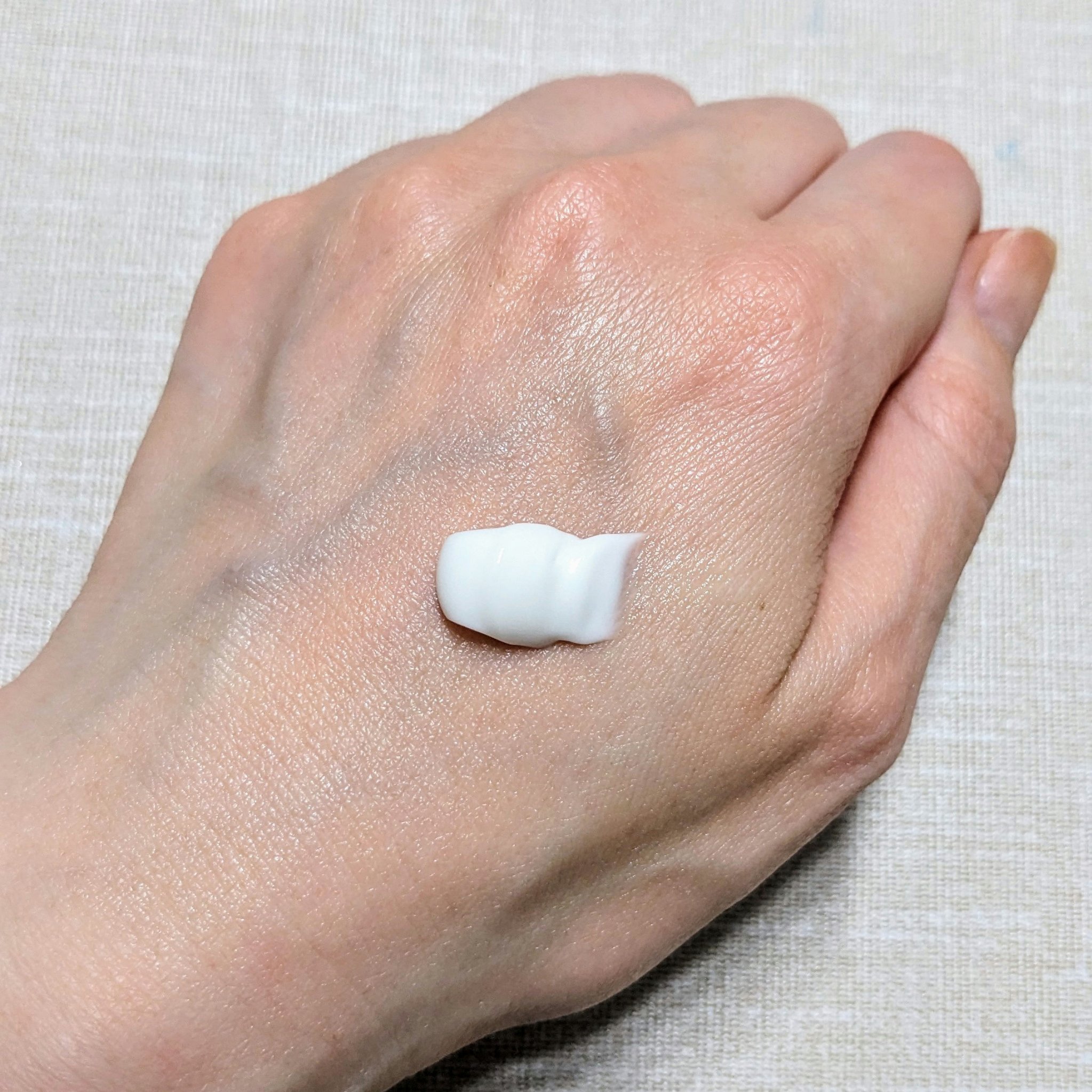 なぽりたん🍮のクチコミ「CLARINSの高級ナイトクリームです！

オーストラリアの西部の砂漠地帯に生息する「カンガル.....」（2枚目）