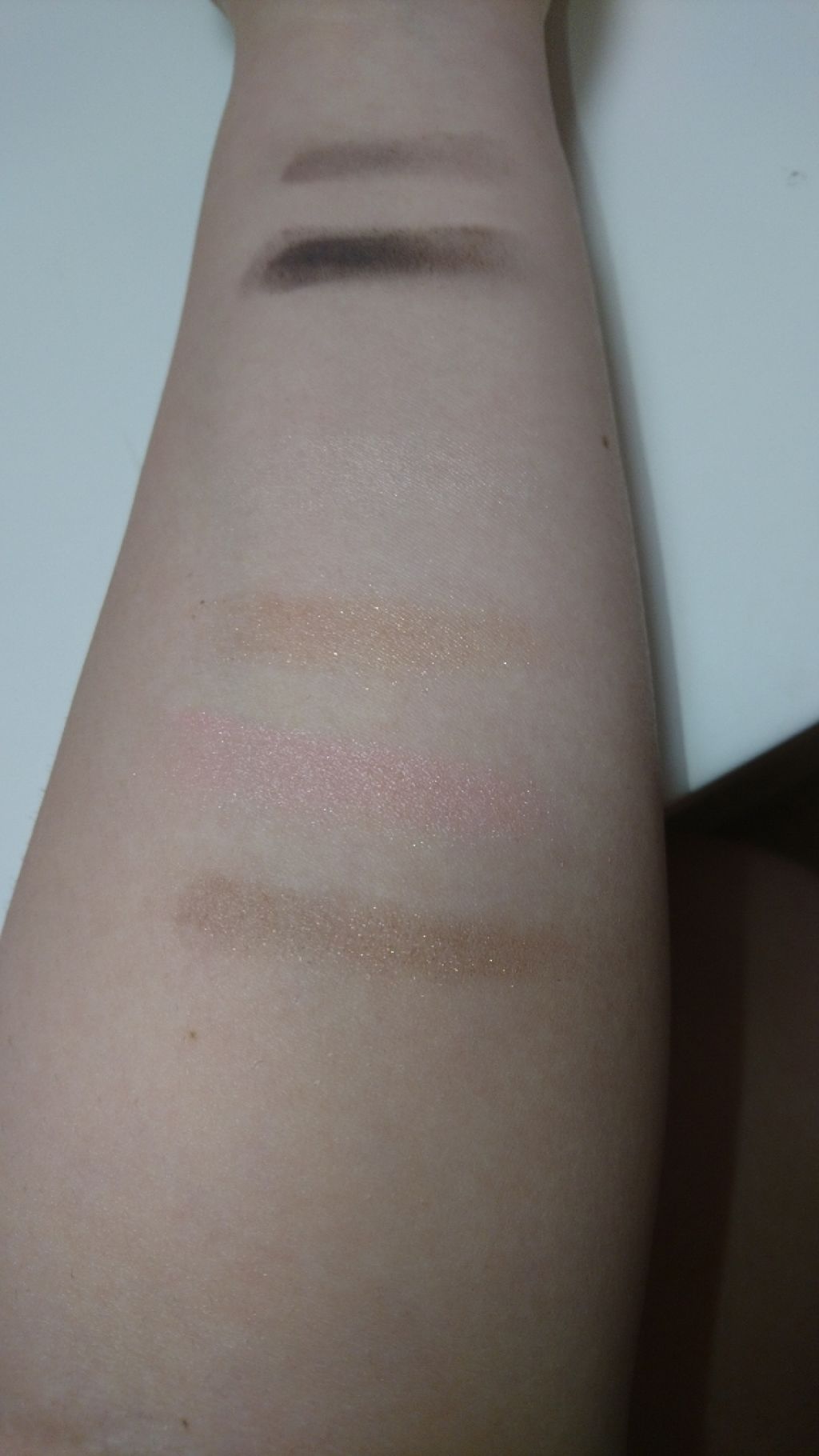 パウダーアイシャドウ ブルーミングキティ/DAISO/アイシャドウパレットを使ったクチコミ(2枚目)