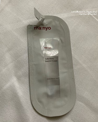 帰省中なのでストックにあるサンプルを使い切りました。

manyoシリーズは現品を使用したことがなく、試供品で使うのが楽しみでまずはクリームを使ってみました。

香りはほとんどないので香りが苦手な人でも使えそうです。

絞り出すのが少し大変なくらい重めのクリームのようですが、肌に伸ばしてみると伸びが良く少量でもよく保湿してくれます。

使用感は好きですが、フルサイズで使う程の感動はなく、値段も高めなので現品購入はないです。

魔女工場
ガラクトミー エッセンスクリーム
使い切り
の画像 その0